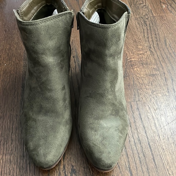 Shoes - Women’s olive green booties